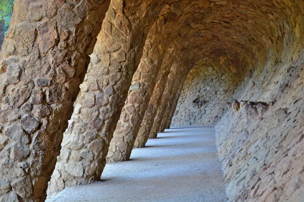 Beco de pedra por Gaudi no parque do Guell em Barcelona — Fotografia de Stock