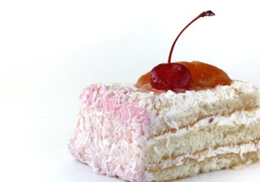 Beyaz arka plan üzerinde izole kremalı pasta