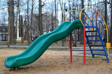 Parktaki çocuk kaydırağı.