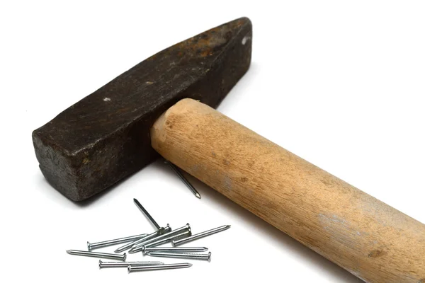 Vieux marteau avec une poignée en bois et des clous — Photo