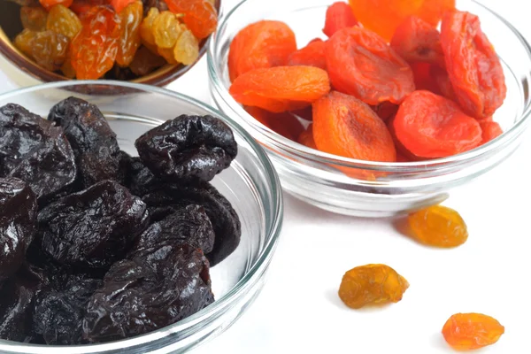 Gedroogde abrikozen, rozijnen, pruimen — Stockfoto