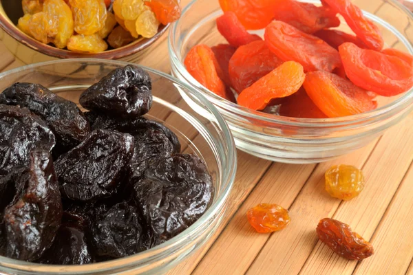 Sušené meruňky, rozinky, sušené švestky — Stock fotografie