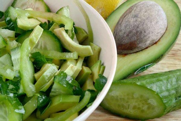 Salat aus Avocado und Gurke — Stockfoto