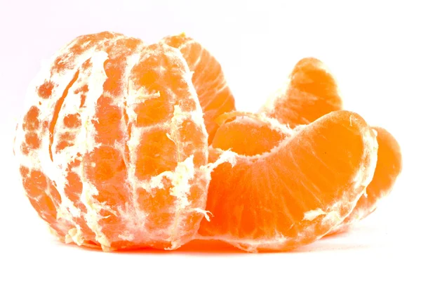 白い背景で隔離の皮をむいたオレンジ — ストック写真