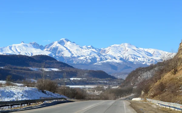 Paesaggio stradale di montagna — Foto Stock