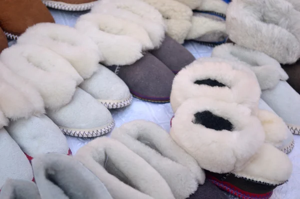 Gemaakt van schapenvacht slippers handgemaakte — Stockfoto