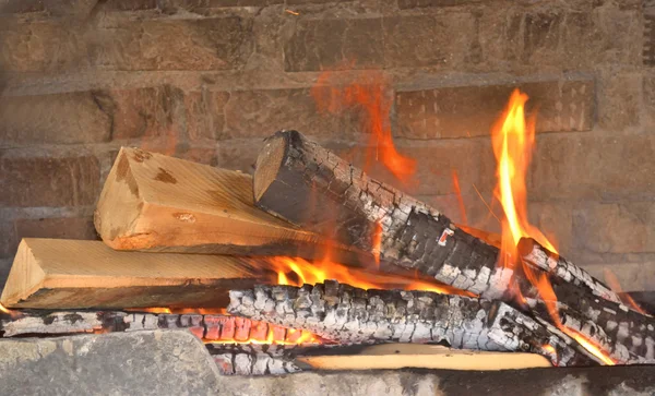 Foyer et feu de foyer dans la cheminée — Photo