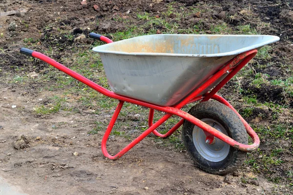 Vozík pro přepravu těžkého nákladu v zahradě — Stock fotografie
