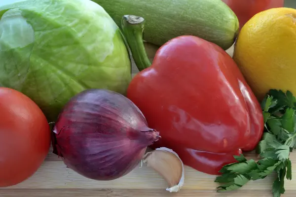 Свежие овощи для салата или супа — стоковое фото