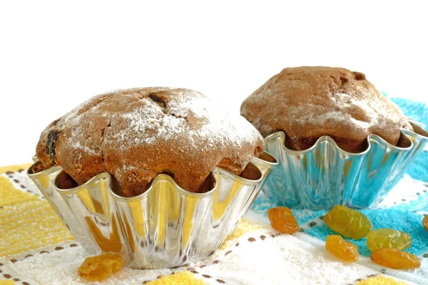 Gâteau avec raisins secs isolés sur fond blanc — Photo