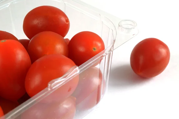 Pomodorini sono in utensili di plastica — Foto Stock