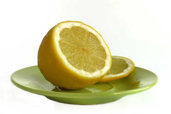 Zitrone auf dem Teller — Stockfoto