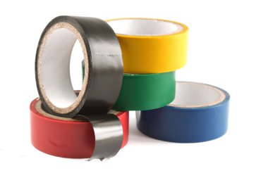 Beyaz arka plan üzerinde izole renkli maskeleme bandı