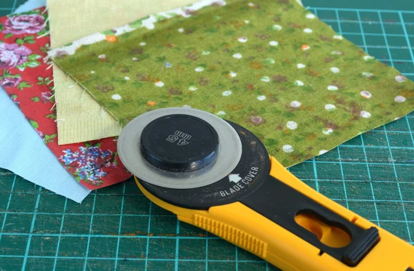 Roterende mes en stukken van doek voor lappendeken — Stockfoto