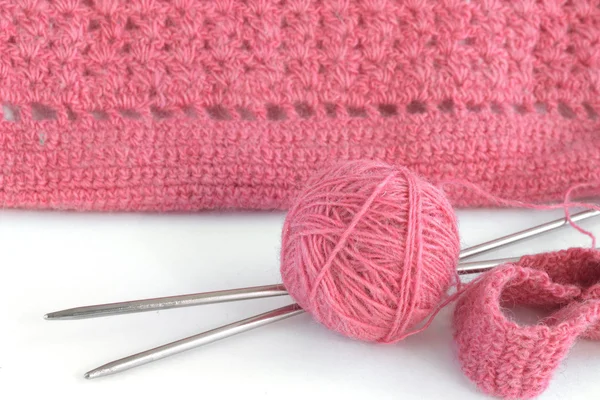 Ball of yarn and knitting needles — Stock Photo, Image