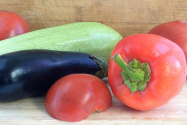 Tahta arka planda taze sebzeler