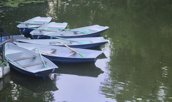 Boats on the shore of the city pond — Stock Photo, Image