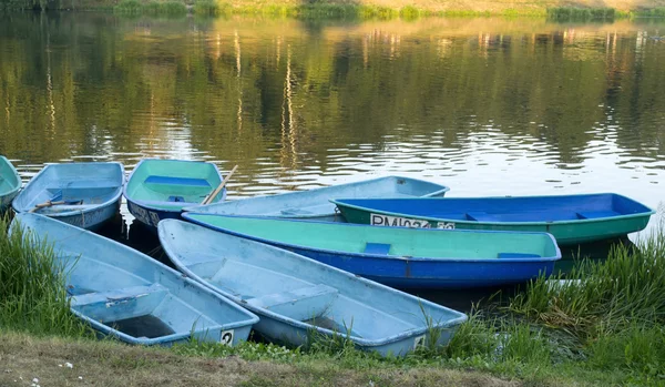 Boats on the shore of the city pond — Stock Photo, Image