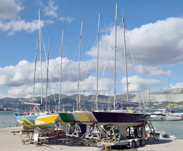 Viele Verschiedene Yachten Sind Auf Rädern Land Bereit Zur See — Stockfoto