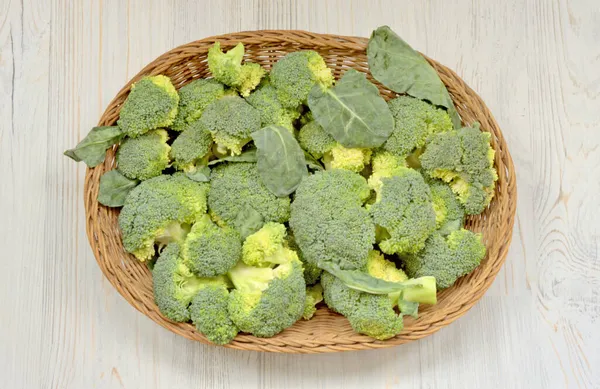 Brokoli Lahanası Kabartmalara Bölünmüş Bir Hasır Içinde Yatıyor — Stok fotoğraf