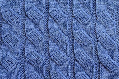 Dikey çizgileri olan örülmüş kumaş. Örgü kuyruklu, mavi. Konsept