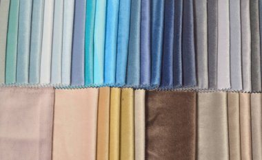 Dikey yerleştirilmiş çok renkli kumaş kırıntıları optio 'yu temsil eder