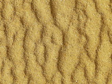 Duvar büyük kaya tuğlalarıyla kaplı. Eski yapı malzemeleri