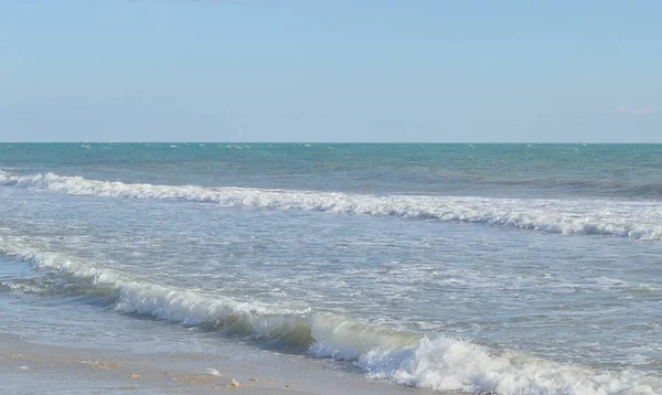 海の波が重なり合い 白い泡を形成します — ストック写真