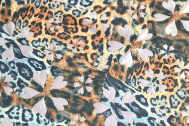 Seri üretilen iki katmanlı kumaşta renk izi. Boyama kumaşı ve...