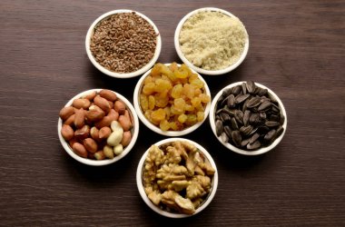 Tohumlar, fındıklar ve kurutulmuş meyveler yuvarlak salata kaselerine dökülür. 