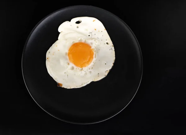 Scrambled Eggs Chicken Eggs Black Plate Black Background — Stock Photo, Image