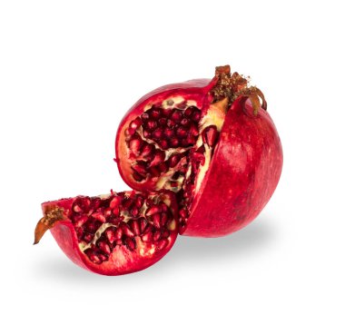 Olgun nar meyvesi beyaz arka planda parçalara bölünmüş.