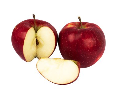 Olgun kırmızı elmalı dolgu ve ondan bir parça ve beyaz arkaplanda koca bir elma.