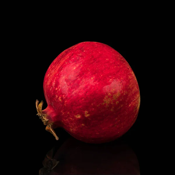 Mogen Hela Granatäpple Svart Bakgrund Isolerad Med Reflektion — Stockfoto