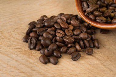 Kahve çekirdekleri, bir kazığa, bir kaseye, bir tahtaya saçılmış.