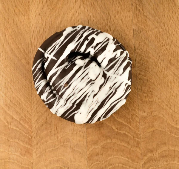 Brötchen Mit Schokolade Überzogen Auf Einem Holzbrett Nahaufnahme — Stockfoto