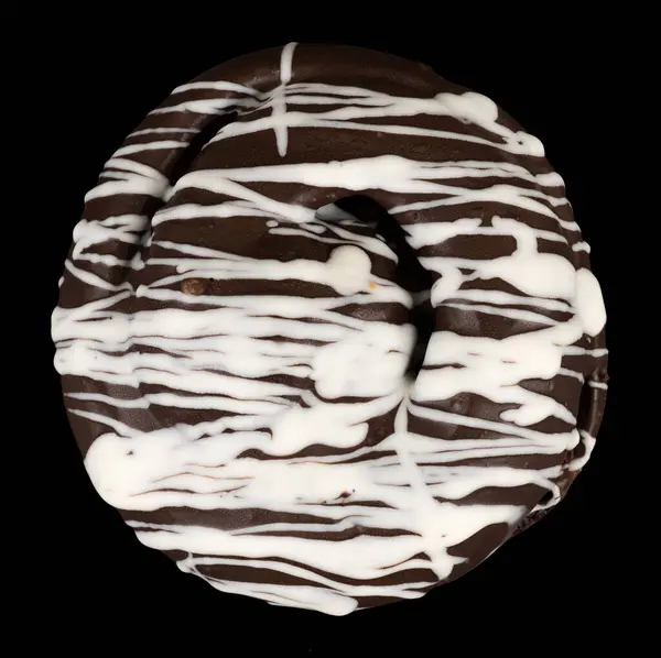 Brötchen mit Schokolade bedeckt, dunkel und weiß, auf schwarzem Hintergrund — Stockfoto