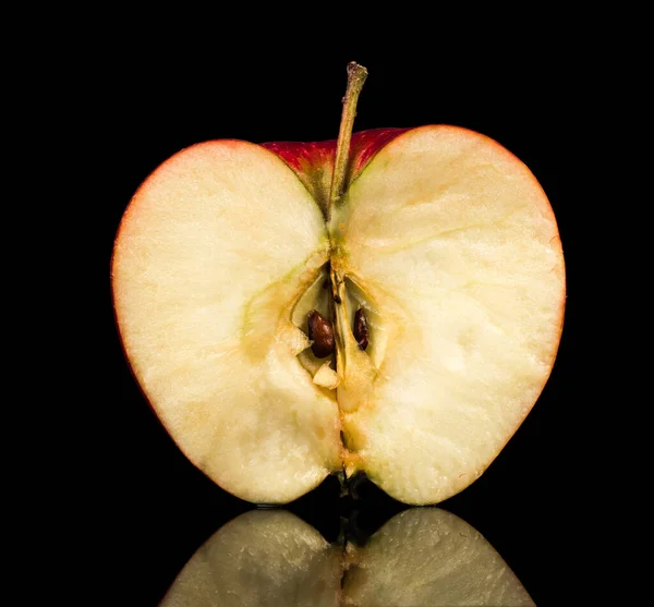 Половина Спелого Яблока Черном Фоне Отражением — стоковое фото