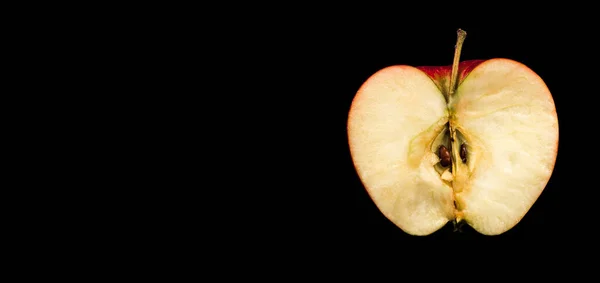 Μισό Ώριμο Μήλο Απομονωμένο Μαύρο Φόντο Χώρος Για Κείμενο — Φωτογραφία Αρχείου