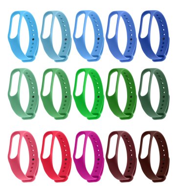 Beyaz arka planda izole edilmiş bir fitness bileziği için silikon kayış, kolaj.