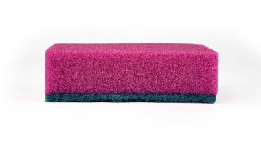 İzolasyonda beyaz arka planda bulaşık yıkamak için sünger