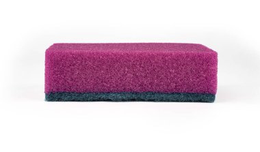 İzolasyonda beyaz arka planda bulaşık yıkamak için sünger