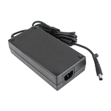 dizüstü bilgisayar güç adaptörü beyaz arkaplanda izole edildi