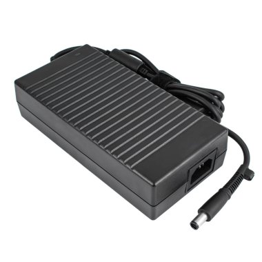 dizüstü bilgisayar güç adaptörü beyaz arkaplanda izole edildi