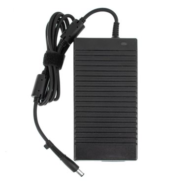 dizüstü bilgisayar güç adaptörü beyaz arkaplanda izole edildi