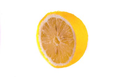 Soyutlanmış beyaz arka planda yarım limon