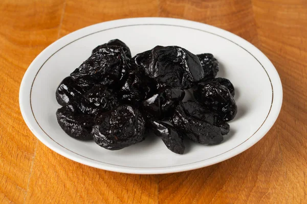 Prune Lies Bunch White Plate Wooden Board — Stock Photo, Image