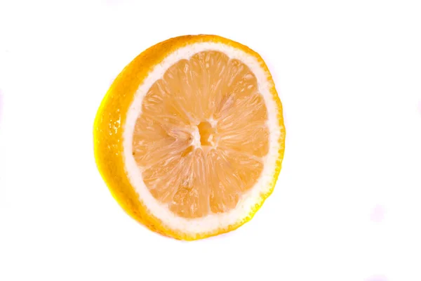 En halv citron på en vit bakgrund i isolering — Stockfoto