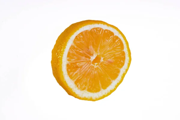 Půl citronu na bílém pozadí v izolaci — Stock fotografie