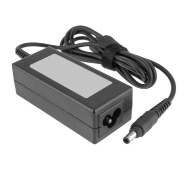 Dizüstü bilgisayar için güç kaynağı, bilgisayar için yedek parça, izolasyonda beyaz bir arkaplan